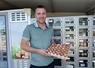 Faÿ-lès-Nemours, vendredi 22 mai. Guillaume Chantereau devant son distributeur de produits locaux, dont ses œufs.