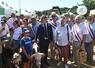 Joseph Zimet, préfet de Loir-et-Cher, et les élus locaux ont posé avec les enfants et leurs petits veaux, dimanche 21 juin dans les allées du comice. 
