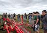 Le 20 mai, à Authon (Loir-et-Cher). Lors d’une session démonstration, agriculteurs et étudiants ont observé l’efficacité comparée de la roto-étrille et de la bineuse sur le désherbage du tournesol.