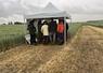 Mardi 2 juin, à Richebourg (Yvelines). Malgré la pluie, les agriculteurs sont venus assister à la plateforme ouest de la chambre d'Agriculture Île-de-France.