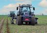 Le travail en jumeau permet à l'agriculteur de conserver une surveillance directe sur le tracteur autonome.