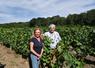 Évry-Grégy-sur-Yerres (Seine-et-Marne), vendredi 19 juin. Marie-Hélène et Pierre-Gilles Gromand au milieu de leurs vignes franciliennes.