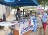 Les curieux ont afflué dès le début du marché. Ici sur le stand de Vincent Tévenot, vigneron à Candé-sur-Beuvron qui participait pour la première fois à l’événement. 