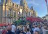 Les applaudissements ont redoublé lors du passage devant l'hôtel de ville alors que Pascal Verrièle commentait chacun des matériels.