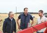 Mercredi 30 septembre, à Maves. Philippe Gouet et Arnaud Bessé ont échangé avec Alban Baccon sur le bilan carbone de son exploitation.