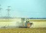 En France, environ 70 % des 100 000 kilomètres de lignes électriques aériennes traversent des parcelles agricoles.