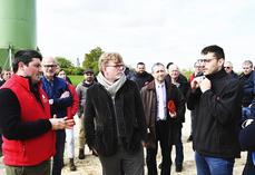 Vendredi 19 avril, à Saint-Léonard-en-Beauce. Fabien Bourgueil, président de JA 41 (à g.), et Nicolas Léger, aviculteur (à d.), ont évoqué les difficultés de la filière avicole au sein du département lors de la visite de Marc Fesneau, ministre de l'Agriculture (au c.).