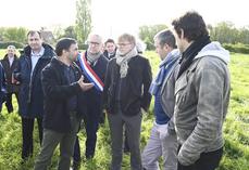 Vendredi 19 avril, à Sargé-sur-Braye. Marc Fesneau, ministre de l'Agriculture et de la Souveraineté alimentaire, est venu à la rencontre d'un groupe d'éleveurs du département ayant réintroduit la race bovine percheronne sur le territoire.