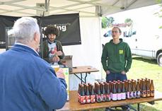 Les brasseurs présents ont profité du salon de la bière pour échanger avec les consommateurs venus découvrir leurs bières, comme Élie Bouchaud et Jethro Ward de la brasserie Brewing Cartel. 