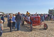 Nouveauté de l’année, le tracteur géant à pédales a sillonné les allées du Festival tout au long de la journée. 