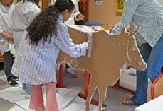 Mardi 29 avril, à Blois. Une classe de l'école Jules-Ferry participe au projet Vach'art en amont du comice scolaire qui se déroulera vendredi 13 juin au parc de la Bouillie.