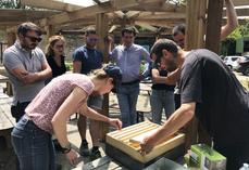 Julien Vicaire, apiculteur, et Candice Laroche, animatrice de l’Ada, ont partagé avec passion les enjeux de l’apiculture.