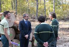 Le préfet a échangé avec le personnel de l'ONF sur les actions à venir dans les prochaines semaines.