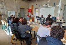 Lors de l'atelier simulation de conduite, les jeunes apprennent également à remplir un constat.