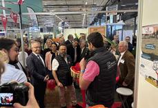 Visite inaugurale sur le stand de JA CVL par François Bonneau, président du conseil régional, et Maxime Buizard Blondeau, président de la chambre régionale d'Agriculture.