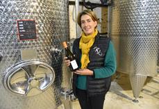 Beautheil-Saints (Seine-et-Marne), mardi 2 décembre. Agathe Maury conseille le chenin, « vif en bouche », pour accompagner des huîtres, des poissons grillés, des fruits de mer et des plats à base de fromage, quand le chardonnay, « plus doux », peut se boire en apéritif, avec des poissons et des volailles en sauce et des fromages à pâte molle.