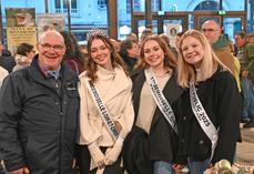 Lola Pelletier, mademoiselle Loir-et-Cher, a aussi déambulé dans les allées du marché le samedi soir aux côtés des dauphines du concours, juste avant le défilé de tracteurs illuminés. 