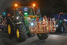 Cette année encore, les agriculteurs ont décoré leurs tracteurs et ont défilé dans les rues de Vendôme. La vingtaine de tracteurs illuminés ont fait le bonheur des spectateurs. 