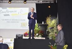 Auxerre (Yonne), jeudi 4 décembre. Philippe Dessertine, qui est intervenu lors de l'assemblée générale de 110 Bourgogne, interrogé par le président de la coopérative, Walter Huré. 