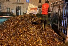 Vendredi 9 janvier, à Blois. Des agriculteurs ont déversé quatre bennes remplies d’oignons pourris, symboles d’une agriculture qu’on laisse mourir.