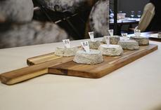 Reconnaissables à leur croûte grise et cendrée, les fromages AOP Selles-sur-Cher incarnent cinquante ans de savoir-faire caprin et d’ancrage territorial.