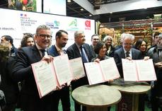 Mardi 24 février, à Paris. Signature, au Salon international de l’agriculture, de la charte régionale pour structurer les filières agricoles et agroalimentaires du Centre-Val de Loire, en présence de l’État, de la Région, de la chambre d’Agriculture et de l’Area.