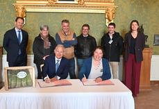 Lundi 23 mars, au château de Chambord. Pierre Dubreuil, directeur du Domaine national, et Magali Courtin, présidente de l'association Les Asperges du Blaisois, ont signé un contrat de licence de marque pour la commercialisation des asperges vertes. 