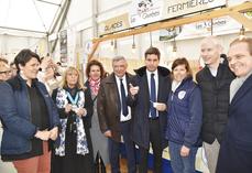 Coulommiers, vendredi 27 mars. Dégustation de glaces des 3 Givrées pour l'ancien Premier ministre Gabriel Attal au cours de la déambulation dans les allées du chapiteau Terroir.