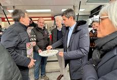 Coulommiers, vendredi 27 mars. Philippe Dufour et David Tourte échangent avec les élus de la délégation officielle à la fin de l'inauguration de la 57<SUP>e</SUP> édition de la Foire. 