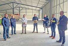 Villiers-sous-Grez, vendredi 10 avril. La présentation de l'exploitation de Jérôme Champion (haut blanc) a permis d'aborder les contraintes rencontrées par les agriculteurs du secteur.