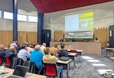 Mardi 21 avril, à Orléans. Une banderole « Région Centre : bientôt désert agricole ? » a été affichée lors de l’assemblée générale de la FNSEA Centre-Val de Loire.