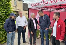 Provins, dimanche 10 mai. De g. à d., Lorànt Deutsch, Pascal Verrièle, secrétaire général de la FDSEA 77, Jean-François Parigi, président du Département, Samuel Vandaele, président de la FDSEA 77, et Armand Chevron, président de JA 77.