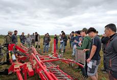 Le 20 mai, à Authon (Loir-et-Cher). Lors d’une session démonstration, agriculteurs et étudiants ont observé l’efficacité comparée de la roto-étrille et de la bineuse sur le désherbage du tournesol.
