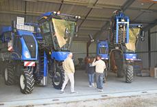 Saint-Claude-de-Diray, mardi 28 avril. Après l'assemblée générale de la FRCuma Centre-Val de Loire, les participants ont visité la Cuma des Vignerons réunis, qui possède un bâtiment de stockage dans la commune.
