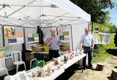 Bréau, vendredi 22 mai. Olivier Brossier et Guillaume Lefort présentent l'espace agriculture.