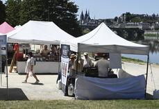 Dimanche 14 juin, à Blois. Le marché de printemps du réseau Bienvenue à la ferme s'est déroulé sous un soleil estival avec une vue imprenable sur la Loire et la ville. 