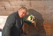 Lundi 8 juin, à Chenonceaux. Au sein de la cave des Dômes au château de Chenonceau, le parrain Christian Péchoutre, Meilleur ouvrier de France en sommellerie, a procédé au murage de l'appellation Touraine-Chenonceaux.