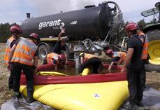 Soixante tracteurs et cuves à eau sont venus en renfort pour alimenter les pompiers au plus près des massifs forestiers.