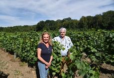 Évry-Grégy-sur-Yerres (Seine-et-Marne), vendredi 19 juin. Marie-Hélène et Pierre-Gilles Gromand au milieu de leurs vignes franciliennes.