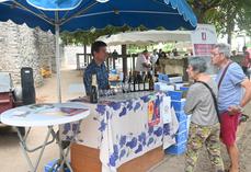 Les curieux ont afflué dès le début du marché. Ici sur le stand de Vincent Tévenot, vigneron à Candé-sur-Beuvron qui participait pour la première fois à l’événement. 