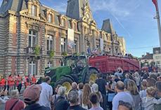 Les applaudissements ont redoublé lors du passage devant l'hôtel de ville alors que Pascal Verrièle commentait chacun des matériels.
