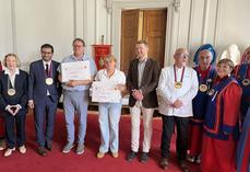 Melun, samedi 3 octobre. Les lauréats du concours entourés de Colette Mélot, le maire de Melun Kadir Mebarek, le président du jury Pierre Brisson, le parrain de la manifestation Eddy Creuzet et des représentants de la Confrérie du brie de Melun. 