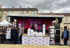 Meaux, samedi 10 octobre. Avant la vente au profit des Restos du cœur, les éclairs présentés devant la scène mettaient les papilles en émoi.
