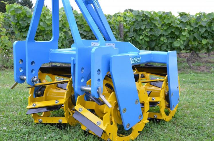 Au domaine de La Gabillière, le 10 juillet, une large place était faite aux outils d’entretien du sol. Ici, un roll crop vigne, destiné à maîtriser l’enherbement.

