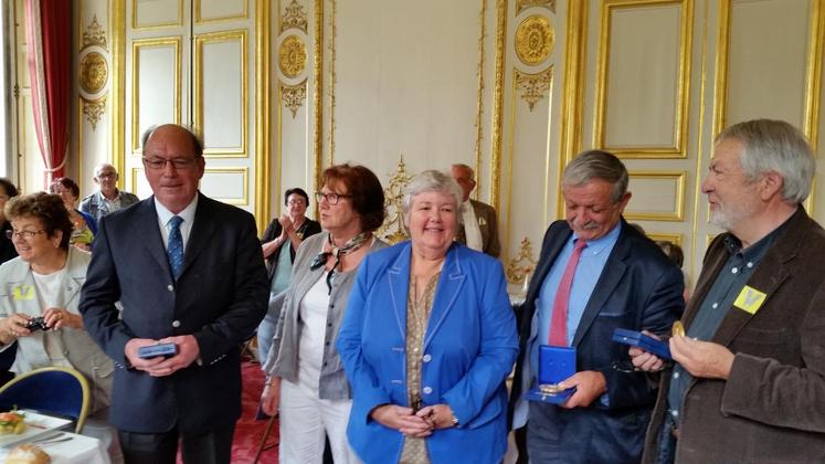Paris, le 8 juillet. Jacqueline Gourault (au centre) a récompensé quatre personnes pour leur action en faveur de la viticulture et du terroir : de g. à d. : André Coutoux, Lise Delaille, Gilbert et Marcel Delaille (photo : Domaine du Salvard).