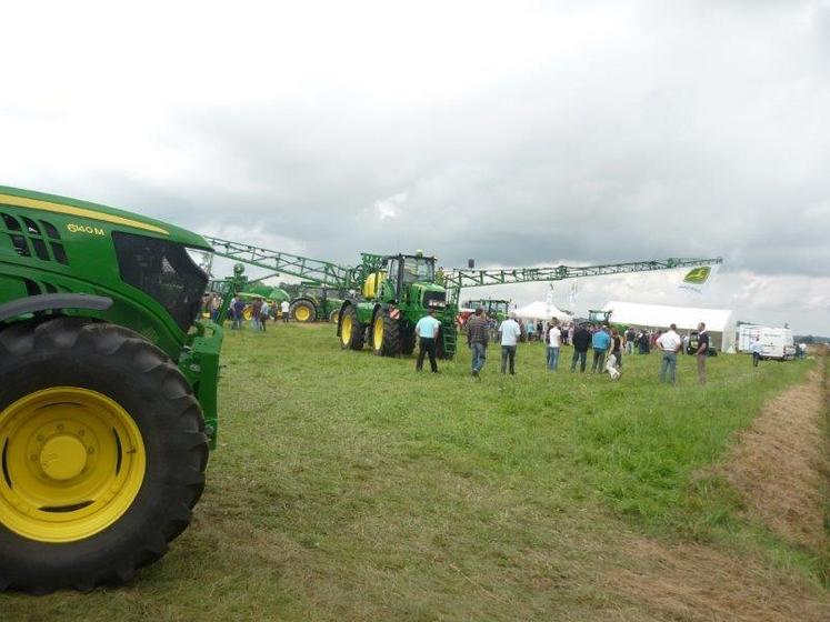 Le 7 août, Saint-Maurice-les-Charençais (Orne). Les clients se pressent autour des machines présentées par Lhermite agri.