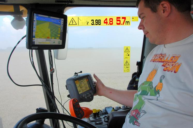 Le 24 juillet, à Villeau. Au volant de sa moissonneuse-batteuse New Holland, Benjamin Lirochon a accès à une flopée d’informationq, des rendements au taux d’humidité du grain.