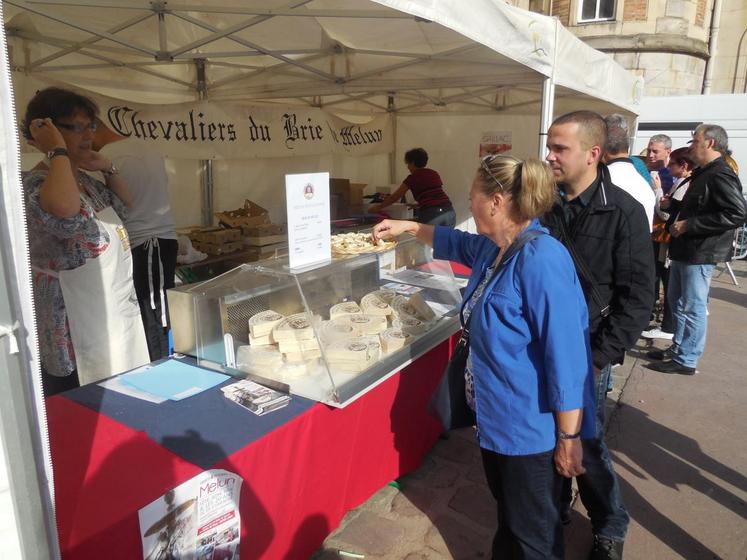 Le brie de Melun  était proposé à la dégustation et à l’achat aux quatre coins de la commune. En achetant un "m’lun" complet, l’acheteur se voyait offrir un pot de miel issus des ruches de la ville.