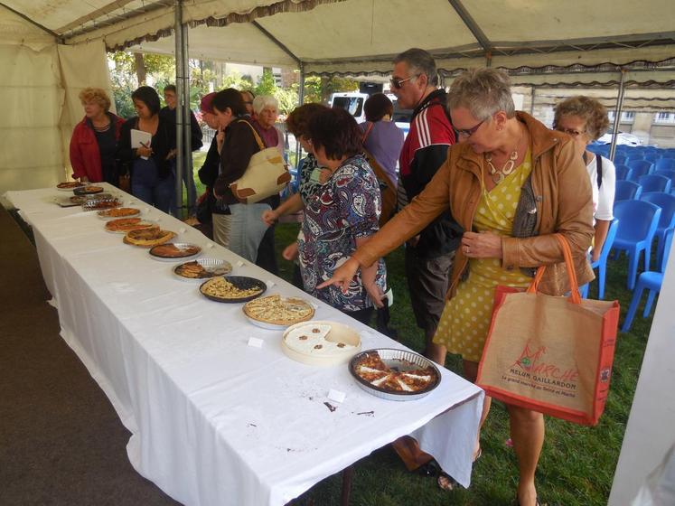 Les tartes au brie de Melun attiraient les badauds qui faisaient leurs commentaires