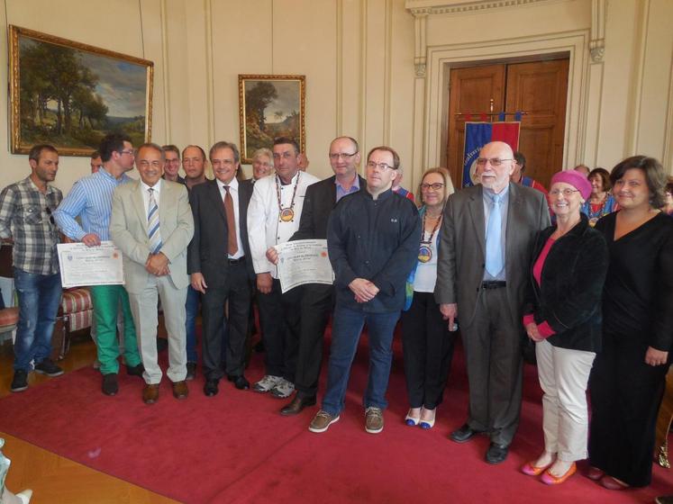 Melun, salle des mariages à l’hôtel de ville, samedi 4 octobre. Le maire, Gérard Millet, est entouré des lauréats des concours du meilleur brie de Melun et de la meilleure tarte préparée avec ce fromage.